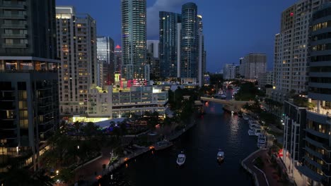 Boats-on-river-in-downtown-of-Fort-Lauderdale-at-night