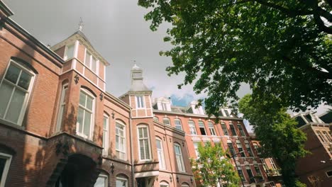 Elegantes-Mansiones-De-Ámsterdam-En-El-Barrio-De-Vondelpark-Capturadas-Durante-Un-Viaje-De-Verano-De-Ensueño-Hacia-Adelante