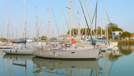 Hermosos-Yates-De-Vela-En-El-Puerto-Deportivo-De-Fouras-En-Francia.