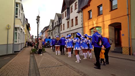 Kostümierte-Deutsche-Frauen-Tanzen-Auf-Straßenparade-Inmitten-Der-Menschenmenge-Während-Des-Rosenmontagskarnevals