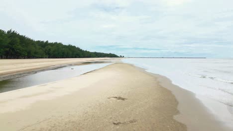 Cha-Am-Strand-Mit-Tief-Fliegender-Drohne-In-Thailand