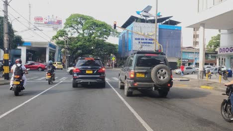 Conduciendo-Por-Las-Calles-De-Cali,-Colombia,-Autos-Y-Motos-En-El-Tráfico,-Punto-De-Vista-Del-Conductor