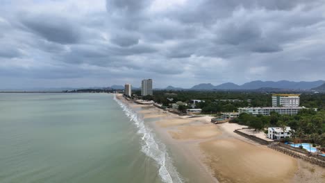 Cha-Am-Strand-In-Thailand-An-Einem-Bewölkten-Tag