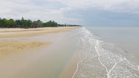 Playa-Cha-am-En-Tailandia-Con-Olas-Del-Océano-Rodando-Sobre-La-Costa-Arenosa