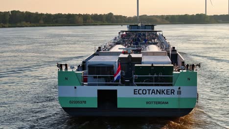 Destinado-A-Costas-Lejanas-Donde-Su-Carga-Dará-Vida-A-Las-Ciudades,-Ecotanker-Iii