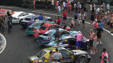 Exposición-De-Autos-De-Carrera-En-Las-Pistas-De-Carreras-Después-Del-Evento-Final.