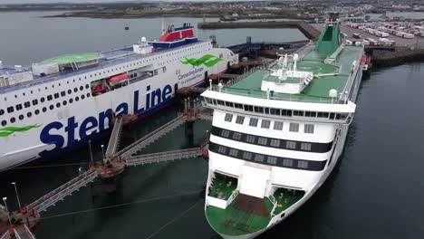 Ferries-Irlandeses-Y-Vista-Aérea-De-Stena-Line-Volando-Sobre-La-Plataforma-De-Aterrizaje-De-Helicópteros-De-Barcos-Atracados