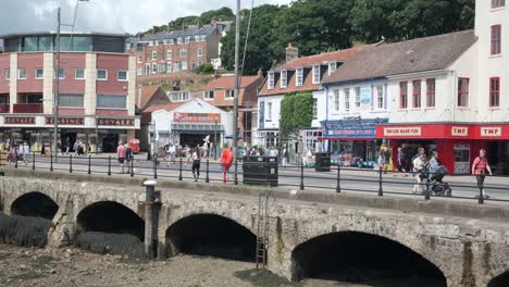 Imágenes-De-Scarborough-South-Bay-Con-Gente,-Automóviles-Y-Turistas,-North-Yorkshire-En-Un-Día-De-Verano-En-Un-Fin-De-Semana-Ocupado-Con-Familias-Disfrutando-Del-Balneario-Costero-Inglés