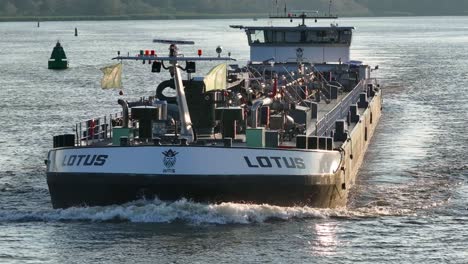 Der-Öltanker-Der-Lotus-Flotte-Befährt-Die-Wasserstraßen-Von-Barendrecht,-Niederlande