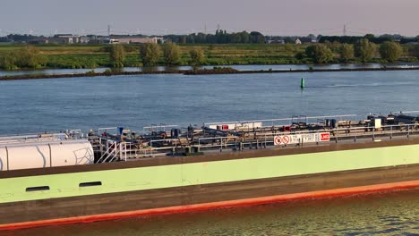 Ecotanker-III-Liefert-Flüssige-Brennstoffe,-Industrieller-Energietransport