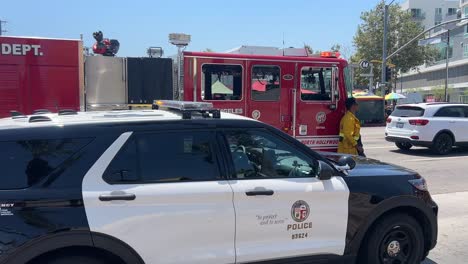 Camiones-De-Bomberos-Y-Coches-De-Policía-En-El-Lugar.