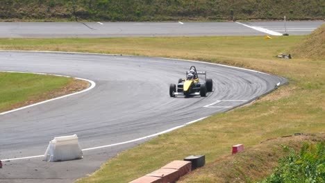 Gelbe-Formel-1-Auf-Den-Rennstrecken,-Die-Einen-Passagier-Mitnimmt