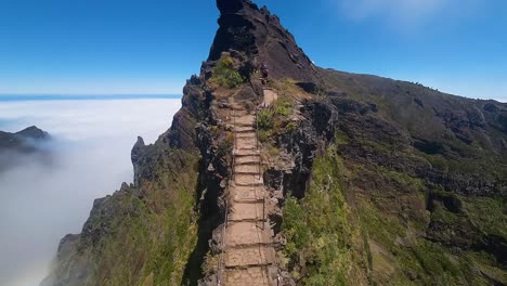 Wanderer-Folgen-Dem-Pfad-Auf-Einem-Schmalen-Grat-Hoch-In-Den-Bergen-Von-Madeira,-Um-Den-Pico-Do-Pico-Wanderweg-Zu-Absolvieren