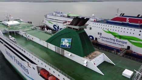 Ferries-Irlandeses-Y-Vista-Aérea-Stenaline-Rodeando-Los-Barcos-Atracados-En-La-Plataforma-De-Aterrizaje-De-Helicópteros