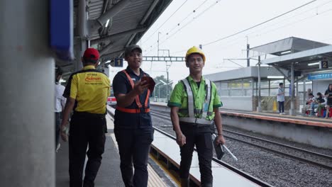 Reinigungspersonal-Und-Passagiere-Am-Bahnhof-Sudimara-In-Süd-Tangerang