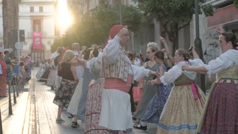 Teilnehmer-Der-Valencianischen-Fallas-Tanzen-Und-Spielen-Kastagnetten-In-Einem-Typischen-Kostüm-Bei-Sonnenuntergang-In-Sagunto