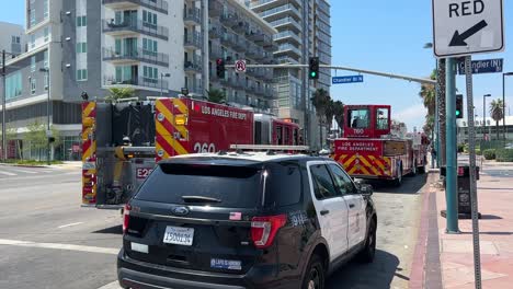 Camiones-De-Bomberos-Estacionados-En-La-Carretera