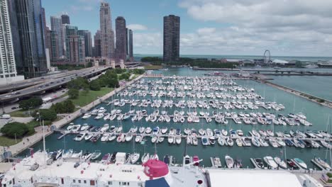 Aerial-Dolly-Viele-Boote-Angedockt-Am-Pier-In-Chicago-Downtown-Wolkenkratzer-An-Einem-Sonnigen-Tag-Morgens