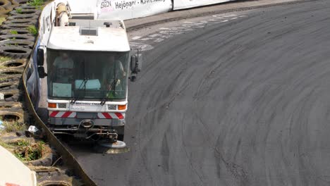 Camión-Aspirador-Limpiando-Las-Pistas-De-Carreras-Después-Del-Accidente-Automovilístico-1