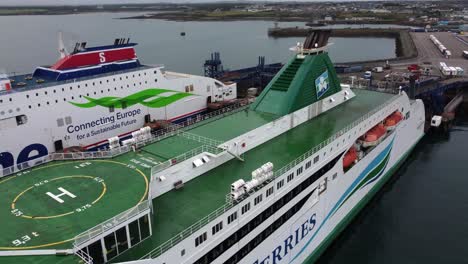 Ferries-Irlandeses-Y-Vista-Aérea-De-La-Línea-Stena-A-Través-De-La-Plataforma-De-Aterrizaje-De-Helicópteros-De-Los-Barcos-Atracados