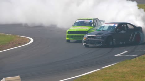 Coches-De-Carreras-A-La-Deriva-Y-Quemando-Neumáticos-Con-Mucho-Humo.