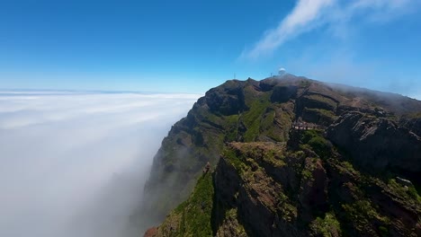 Weiche-Weiße-Wolken-Im-Tal-Unter-Tiefblauem-Himmel-Und-Rauer-Grüner-Landschaft-Von-Madeira,-Portugal