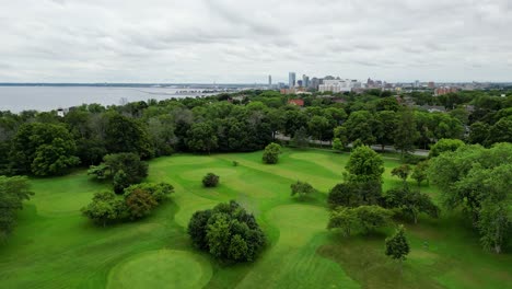 Drone-Aéreo-Ascendiendo-Sobre-El-Pintoresco-Campo-De-Golf-En-Lake-Park,-Milwaukee,-Wisconsin