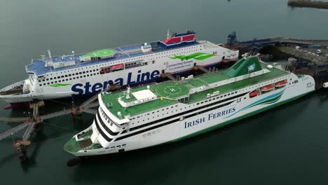 Vista-Aérea-Mirando-Hacia-Abajo-Sobre-Los-Ferries-Irlandeses-Y-Los-Barcos-De-Pasajeros-De-Stena-Line-Atracados-En-Holyhead.