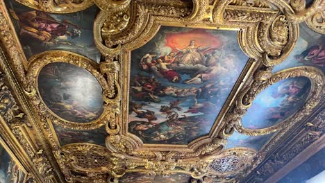 Doge's-Palace-or-Palazzo-Ducale-Chamber-of-the-Great-Council-ceiling-gold-gilded-with-biblical-stories-in-Venice,-Italy