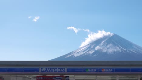 Cerca-Del-Monte-Fuji-Con-La-Famosa-Tienda-Lawson-En-El-Lago-Kawaguchiko,-Japón