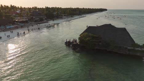 Magnífica-Vista-Aérea-Del-Restaurante-Rock-Cerca-De-La-Costa-De-La-Isla-De-Zanzíbar-Al-Atardecer