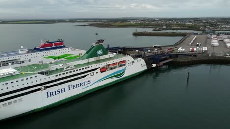 Vista-Aérea-De-Ferries-Irlandeses-Y-Barcos-De-Stena-Line-Atracados-En-El-Puerto-De-Holyhead