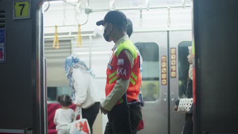 Indonesians-board-a-train-at-Kampung-Bandan-station-in-Jakarta