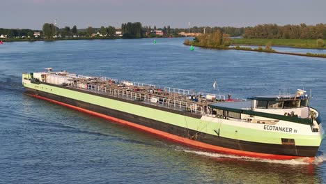 Schiffsbeobachtung-Aus-Der-Luft-Auf-Einem-Ökotanker-In-Den-Niederlanden-Mit-Einer-Drohne-Als-Panoramaaussicht-Auf-Den-Fluss