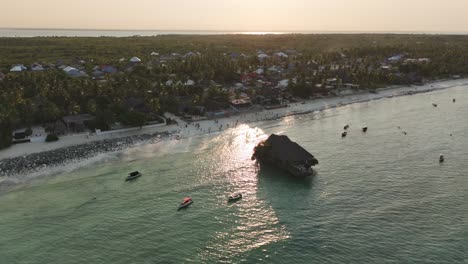 Magnífica-Vista-Aérea-Del-Restaurante-Rock-Cerca-De-La-Costa-De-La-Isla-De-Zanzíbar-Al-Atardecer