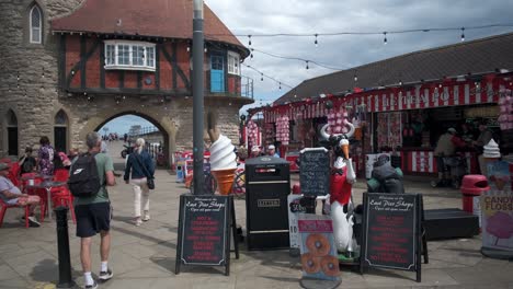 Imágenes-De-Scarborough-South-Bay-Con-Gente-Y-Turistas,-North-Yorkshire-En-Un-Día-De-Verano-Con-Familias-Disfrutando-Del-Balneario-Costero-Inglés