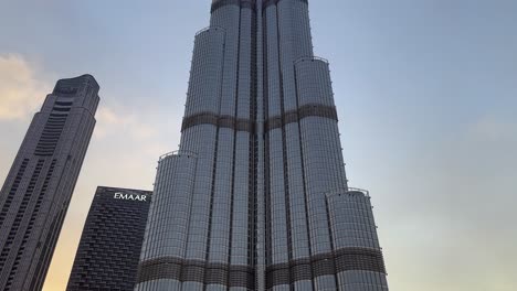 Incline-La-Estructura-Más-Alta-Del-Mundo:-El-Rascacielos-Burj-Khalifa-En-Dubai,-Emiratos-Árabes-Unidos