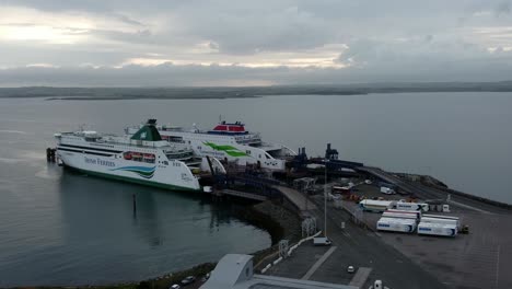 Irish-Ferries-Und-Stenaline-Angedockte-Passagierschiffe-Luftaufnahme-Holyhead-Hafen-Hafen