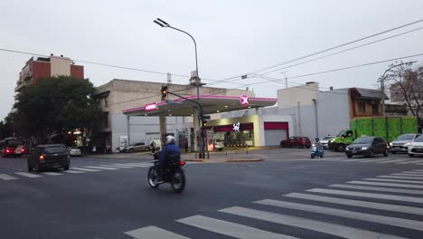 Ampeln-Und-Tankstelle-In-Buenos-Aires,-Directorio-Avenue,-Fahrräder,-Autos-Auf-Der-Überholspur-Des-Viertels-Flores,-Argentinien