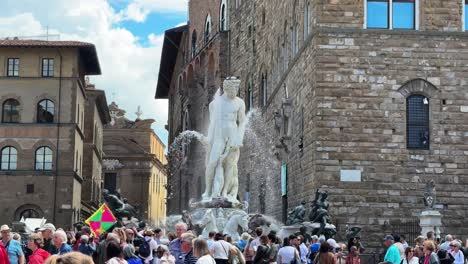 Turistas-Que-Visitan-La-Fuente-De-Neptuno-Y-El-Palacio-Vechio-En-La-Ciudad-Toscana-De-Florencia,-Italia.