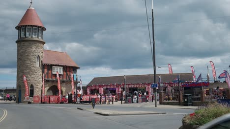 Aufnahmen-Von-Scarborough-South-Bay-Mit-Autos-Und-Touristen,-North-Yorkshire-An-Einem-Sommertag,-Englischer-Badeort-An-Der-Küste