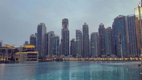 Rascacielos-En-Dubai,-Eau,-Horizonte-De-La-Ciudad-Desde-El-Lago-Burj-Khalifa