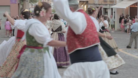 Eine-Gruppe-Von-Fallas-Teilnehmern-Tanzt-Fröhlich-In-Traditioneller-Tracht-Einen-Typischen-Sagunto-Ball-Und-Spielt-Kastagnetten