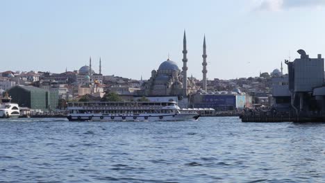 Eine-Wunderschöne-Aussicht-Auf-Die-Blaue-Moschee-Und-Die-Hagia-Sophia-Moschee-Vom-Eminonu-Pier