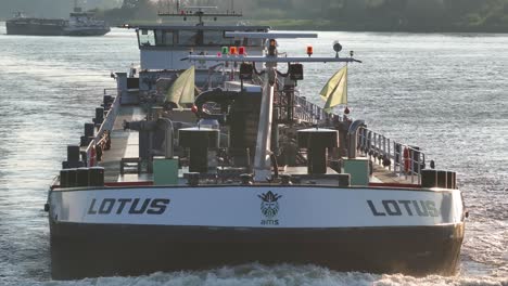 Primer-Plano-En-El-Puerto-De-Barendrecht-Transporte-Agua-Barco-A-Motor-Lotus-Turismo