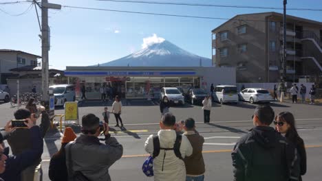 Berühmter-Lawson-Supermarkt-Mit-Dem-Fuji-Im-Hintergrund