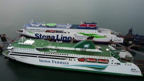 Vista-Aérea-En-Aumento-Del-Establecimiento-De-Ferries-Irlandeses-Y-Barcos-De-Pasajeros-De-Stena-Line-Atracados-En-Holyhead.