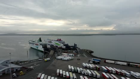 Irish-Ferries-Und-Stenaline-Angedockte-Passagierschiffe-Luftaufnahme-Holyhead-Transport-Gateway