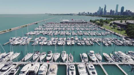 Aerial-Dolly-Viele-Boote-Angedockt-Am-Pier-In-Chicago-Downtown-Wolkenkratzer-An-Einem-Sonnigen-Tag-Morgens