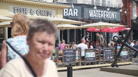 Aufnahmen-Von-Scarborough-South-Bay-Mit-Menschen,-Autos-Und-Touristen,-North-Yorkshire-An-Einem-Sommertag-An-Einem-Geschäftigen-Wochenende-Mit-Familien,-Die-Den-Englischen-Küstenort-Genießen